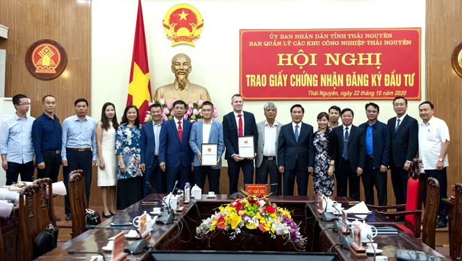 Đồng chí Vũ Hồng Bắc, Chủ tịch UBND tỉnh dự và trao Giấy chứng nhận đầu tư cho các chủ Dự án.