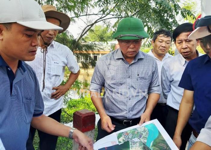 Chủ tịch UBND tỉnh Quảng Nam Lê Trí Thanh trong một lần kiểm tra sông Cổ Cò để chuẩn bị nạo vét.